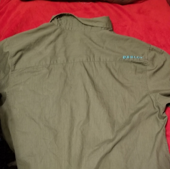 Oakley olive color shirt 🇨🇦🇨🇦 - Picture 2 of 2